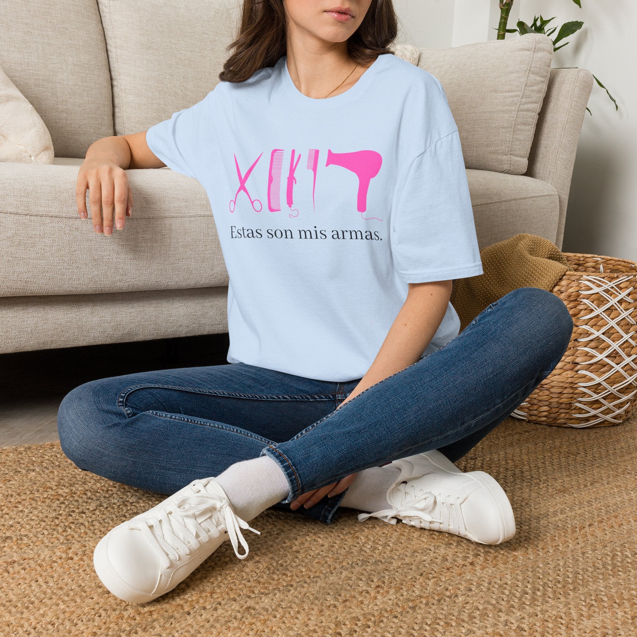 Hair Stylist Tools T-Shirt — "Estas son mis armas" Pink Salon Graphic