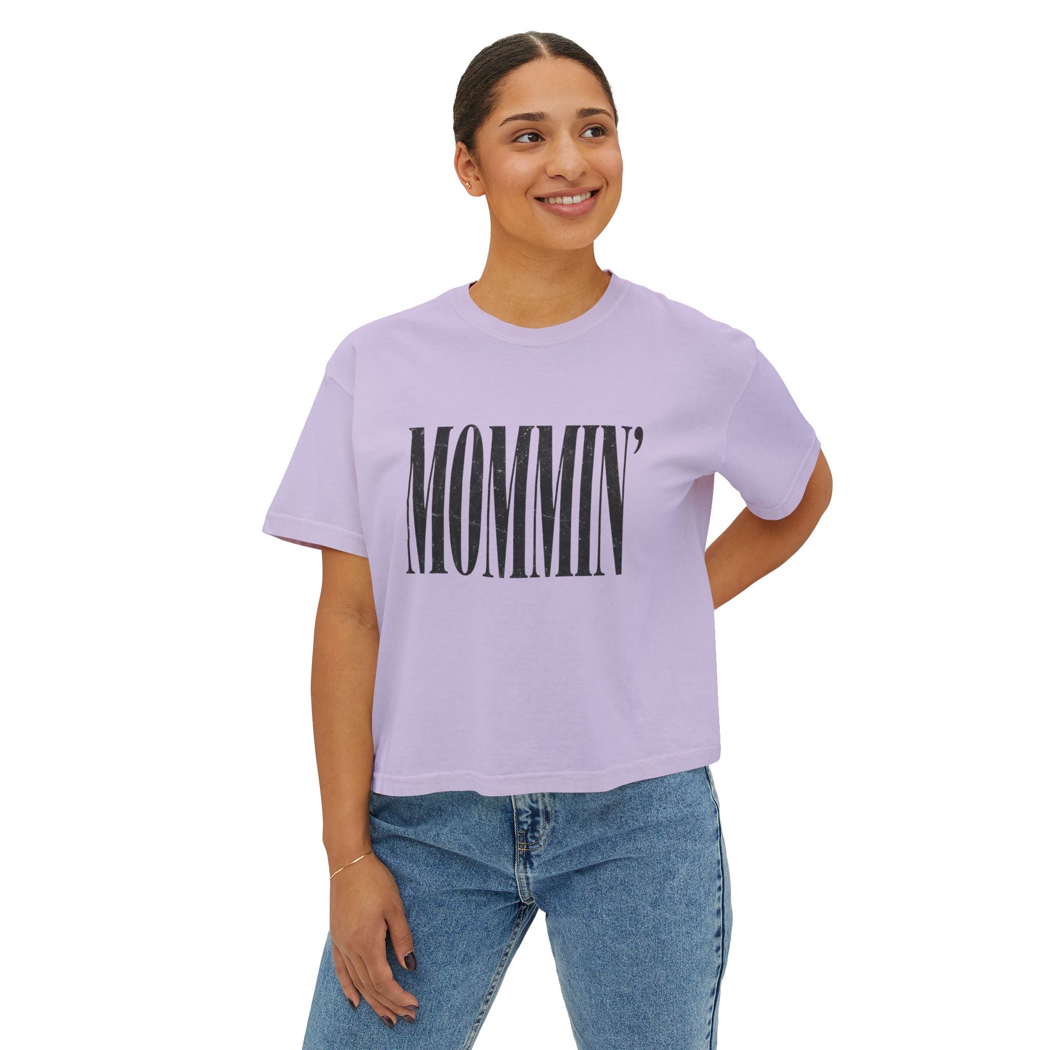 Mommin' Boxy Tee — Casual Women's Mom Graphic T-Shirt