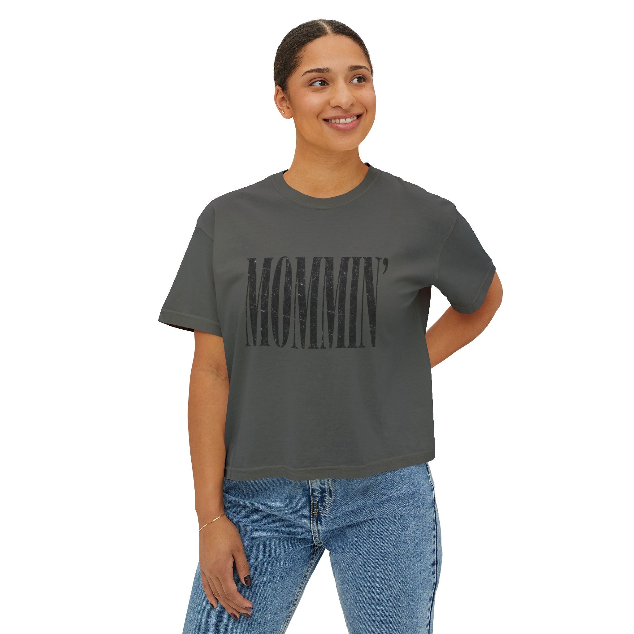 Mommin' Boxy Tee — Casual Women's Mom Graphic T-Shirt