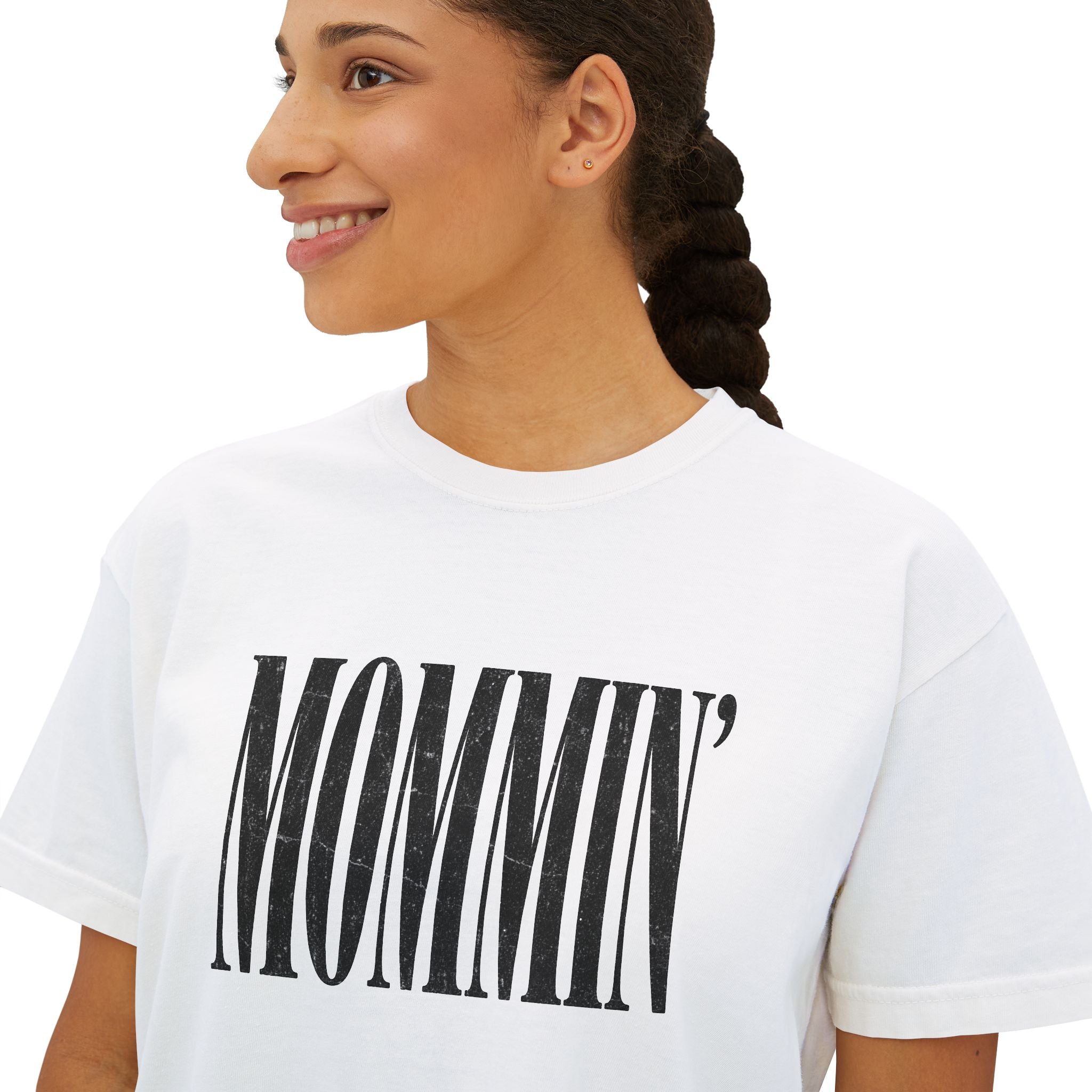 Mommin' Boxy Tee — Casual Women's Mom Graphic T-Shirt