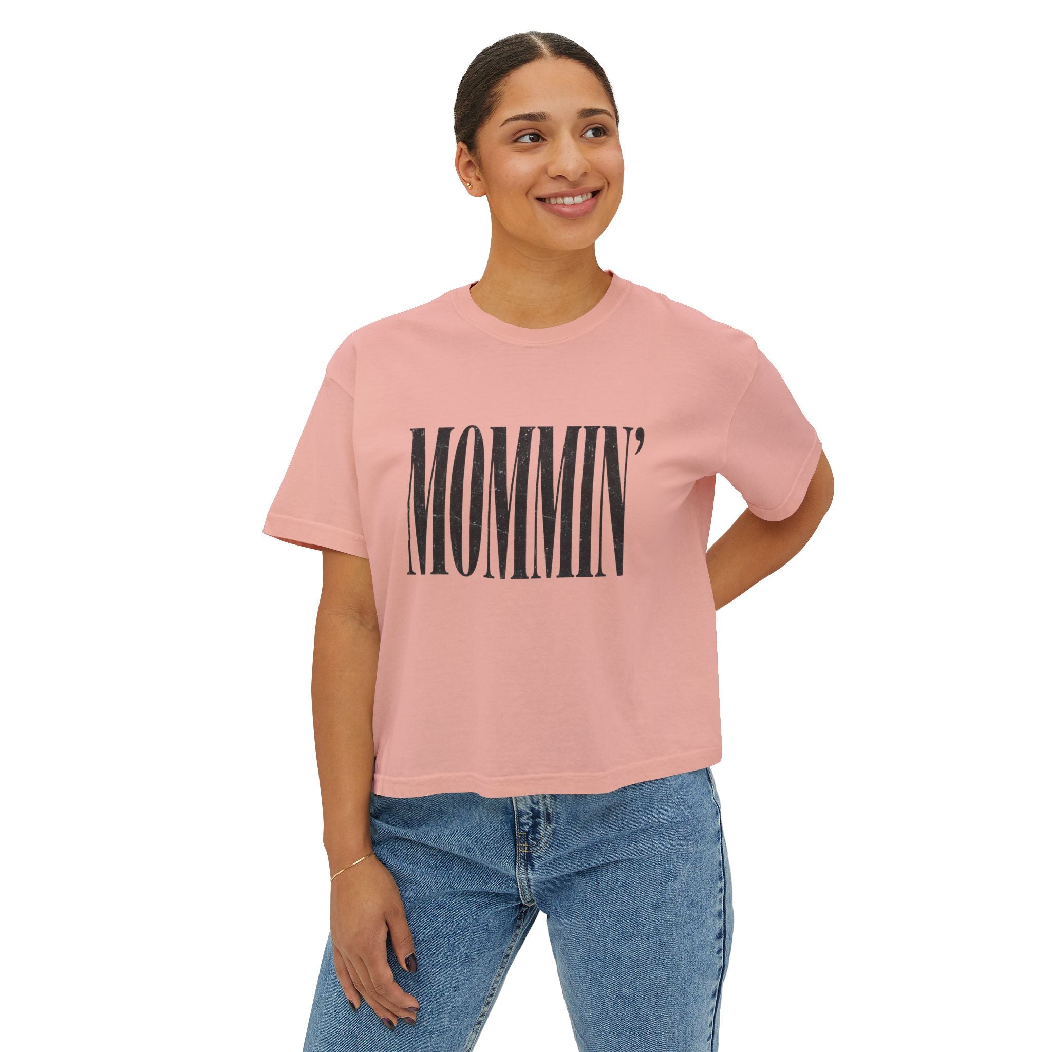 Mommin' Boxy Tee — Casual Women's Mom Graphic T-Shirt