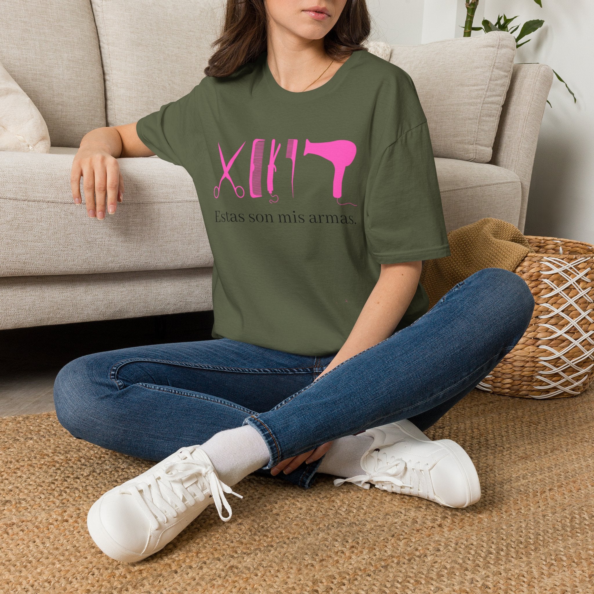 Hair Stylist Tools T-Shirt — "Estas son mis armas" Pink Salon Graphic