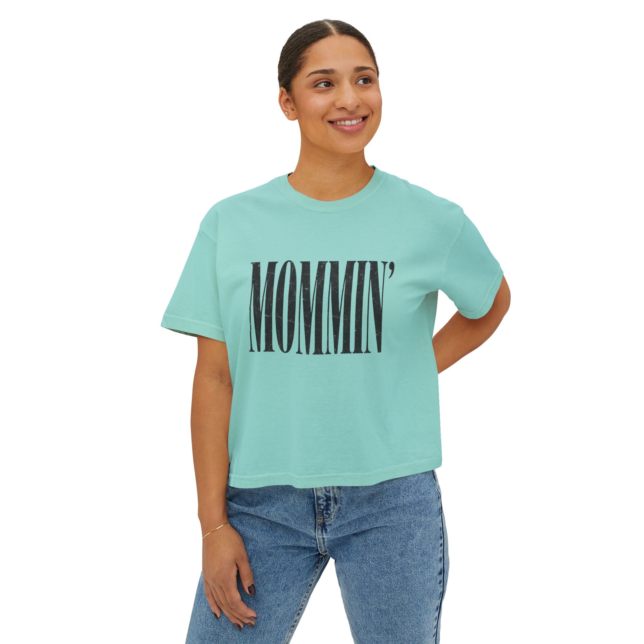 Mommin' Boxy Tee — Casual Women's Mom Graphic T-Shirt
