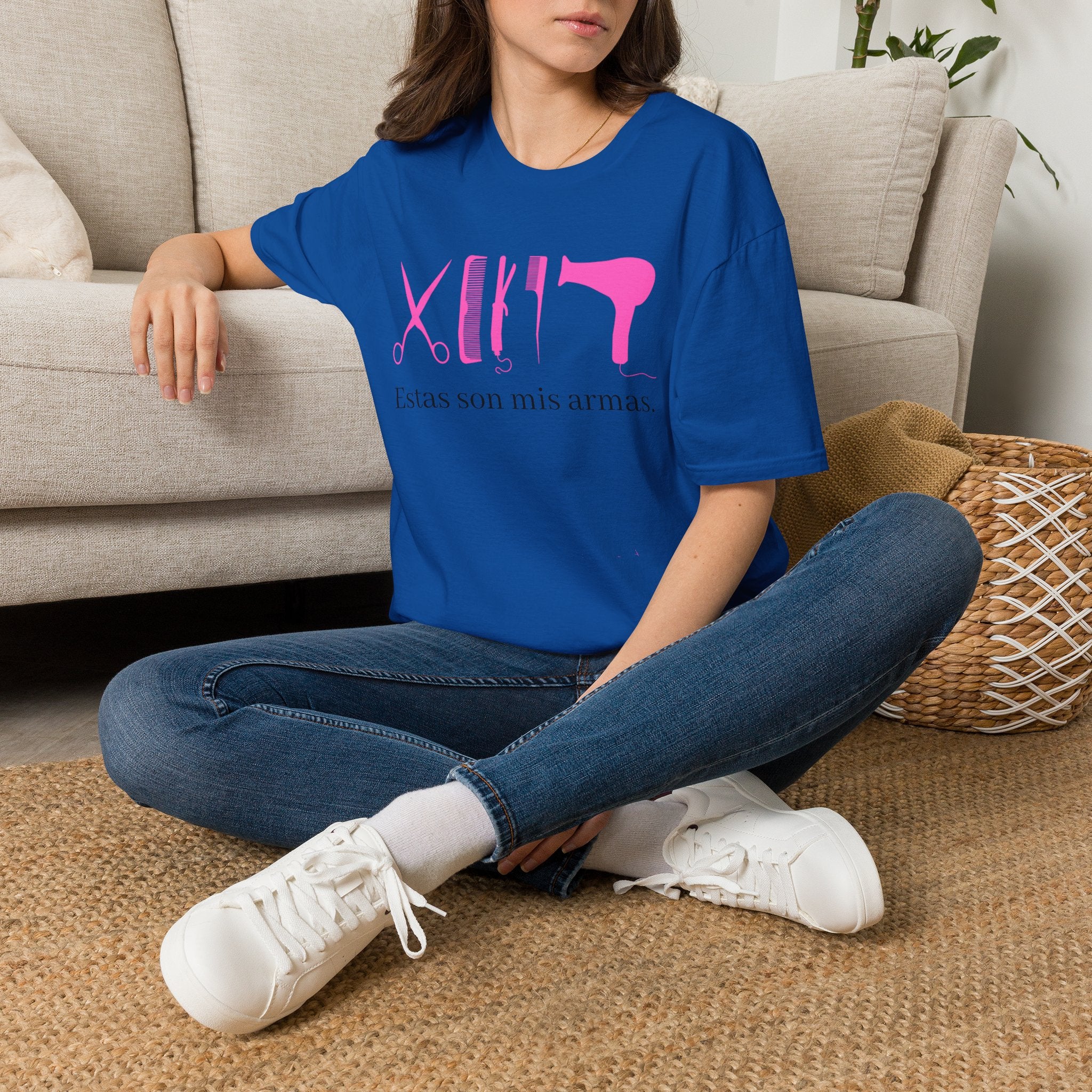 Hair Stylist Tools T-Shirt — "Estas son mis armas" Pink Salon Graphic