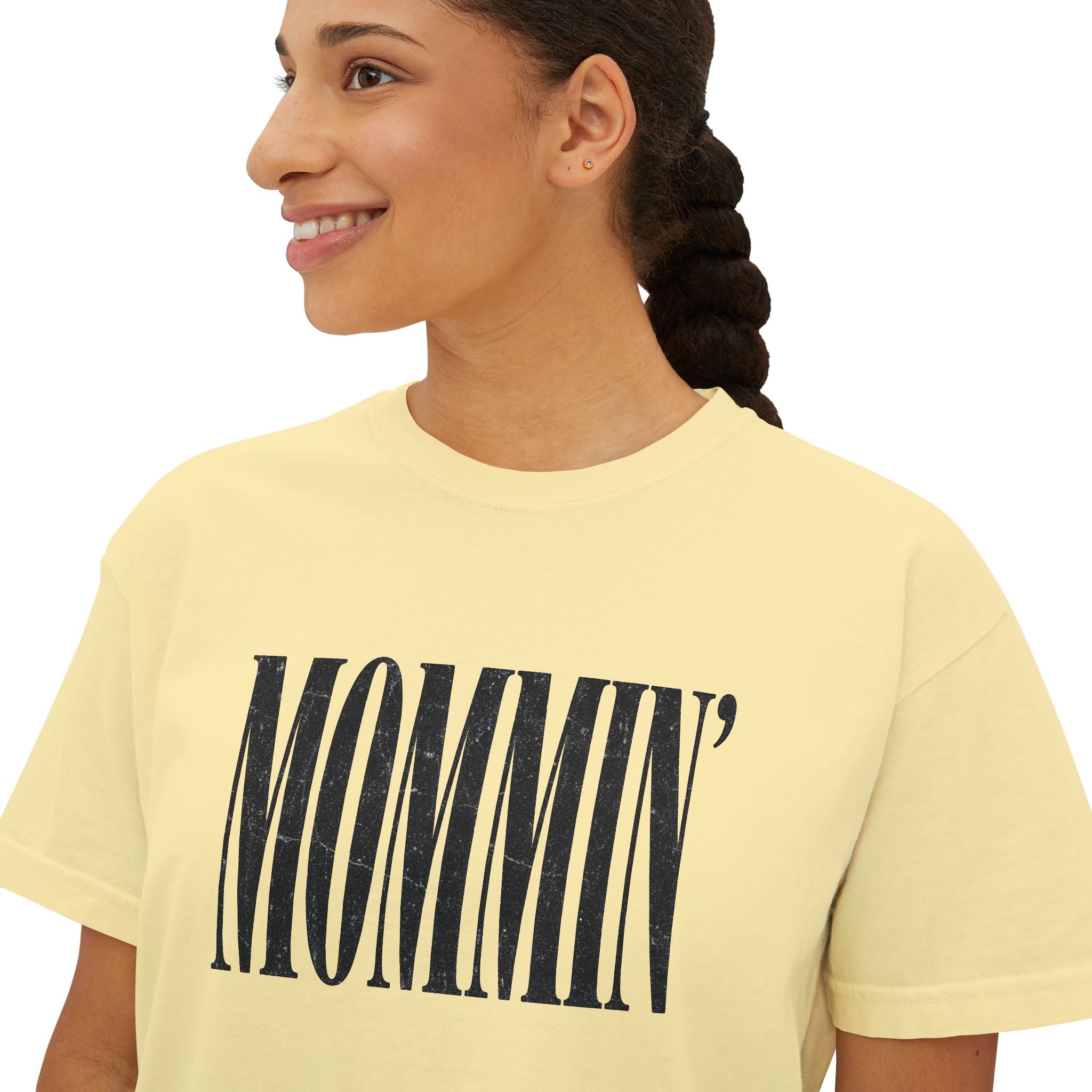 Mommin' Boxy Tee — Casual Women's Mom Graphic T-Shirt