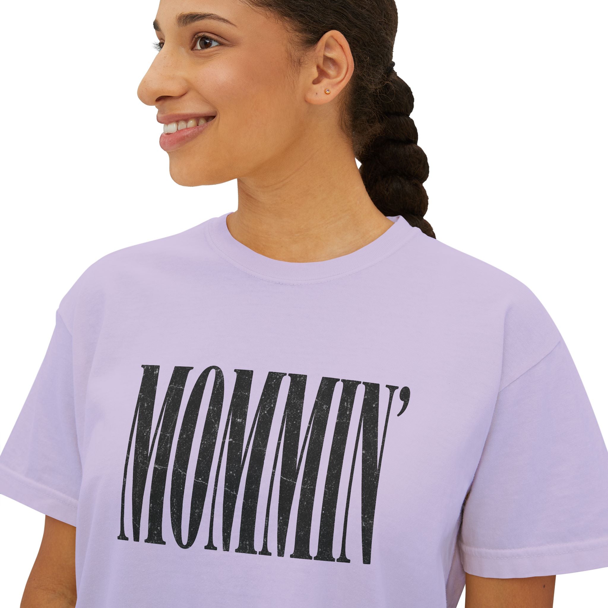 Mommin' Boxy Tee — Casual Women's Mom Graphic T-Shirt