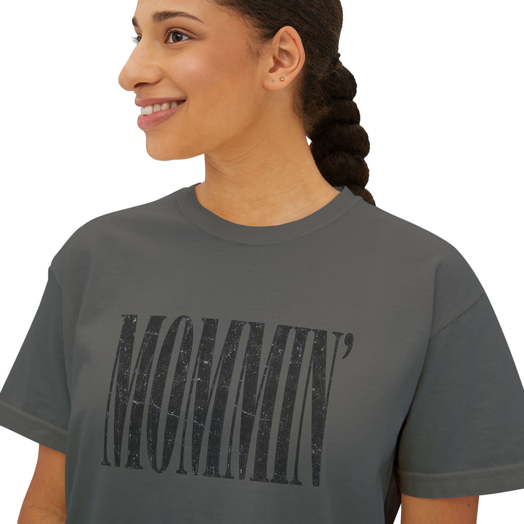 Mommin' Boxy Tee — Casual Women's Mom Graphic T-Shirt