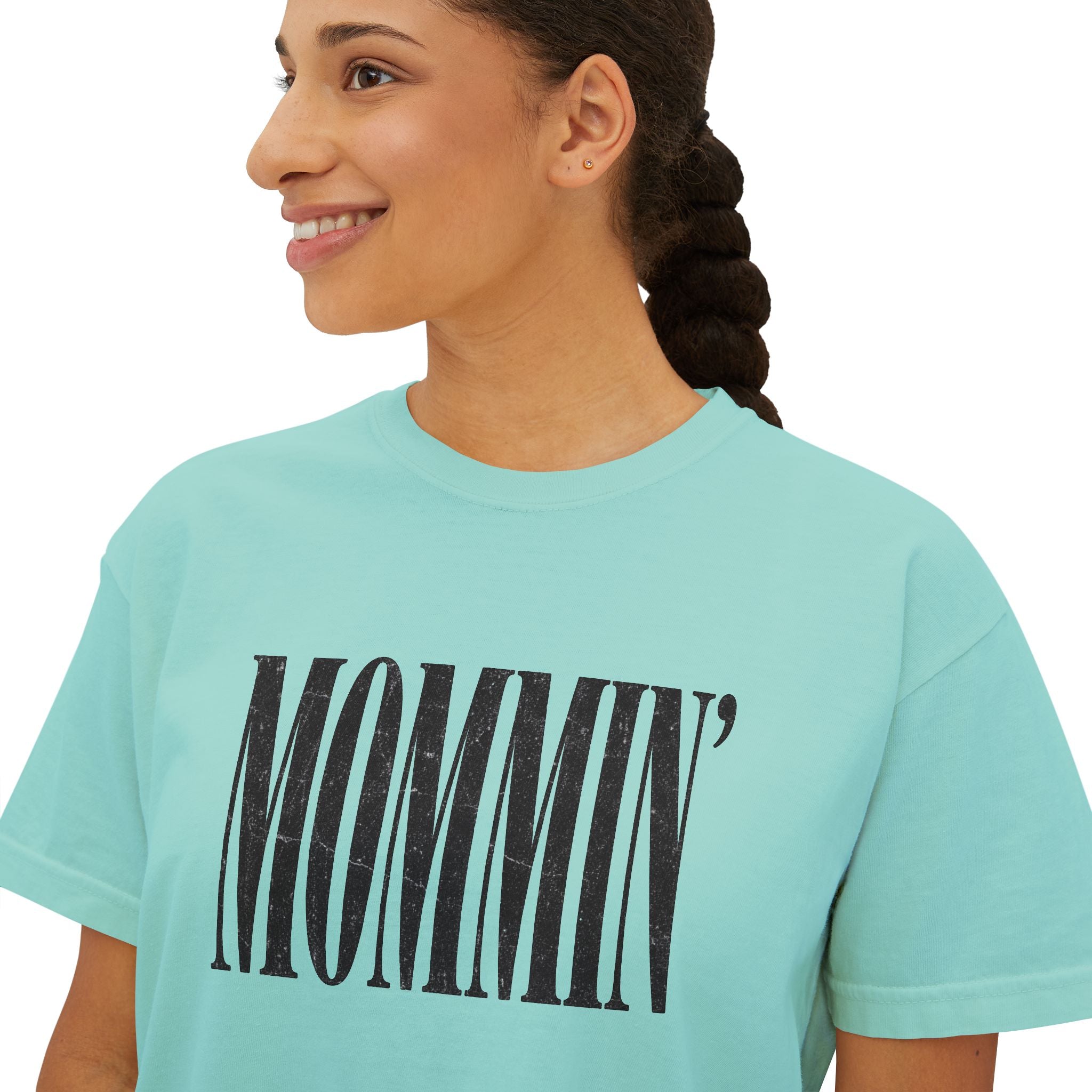 Mommin' Boxy Tee — Casual Women's Mom Graphic T-Shirt