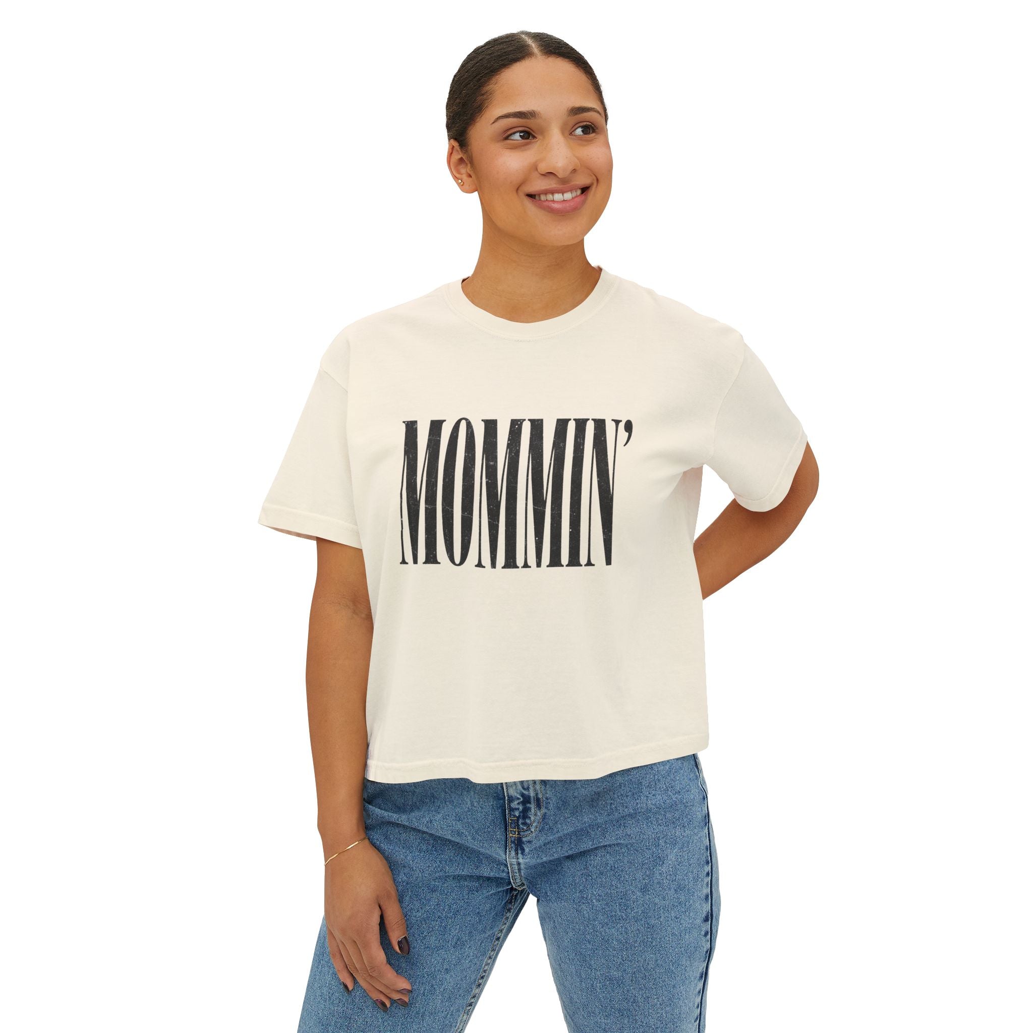 Mommin' Boxy Tee — Casual Women's Mom Graphic T-Shirt