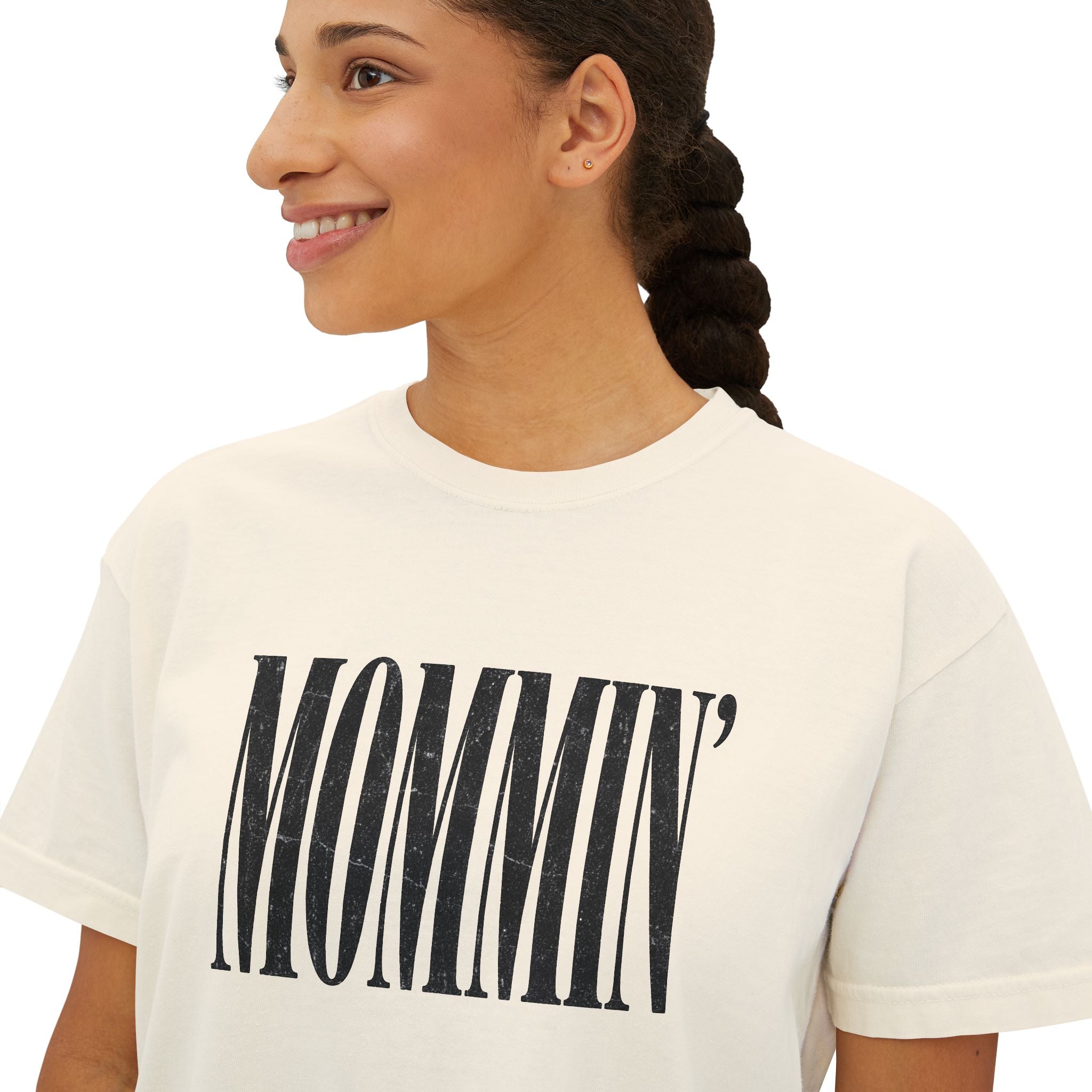Mommin' Boxy Tee — Casual Women's Mom Graphic T-Shirt