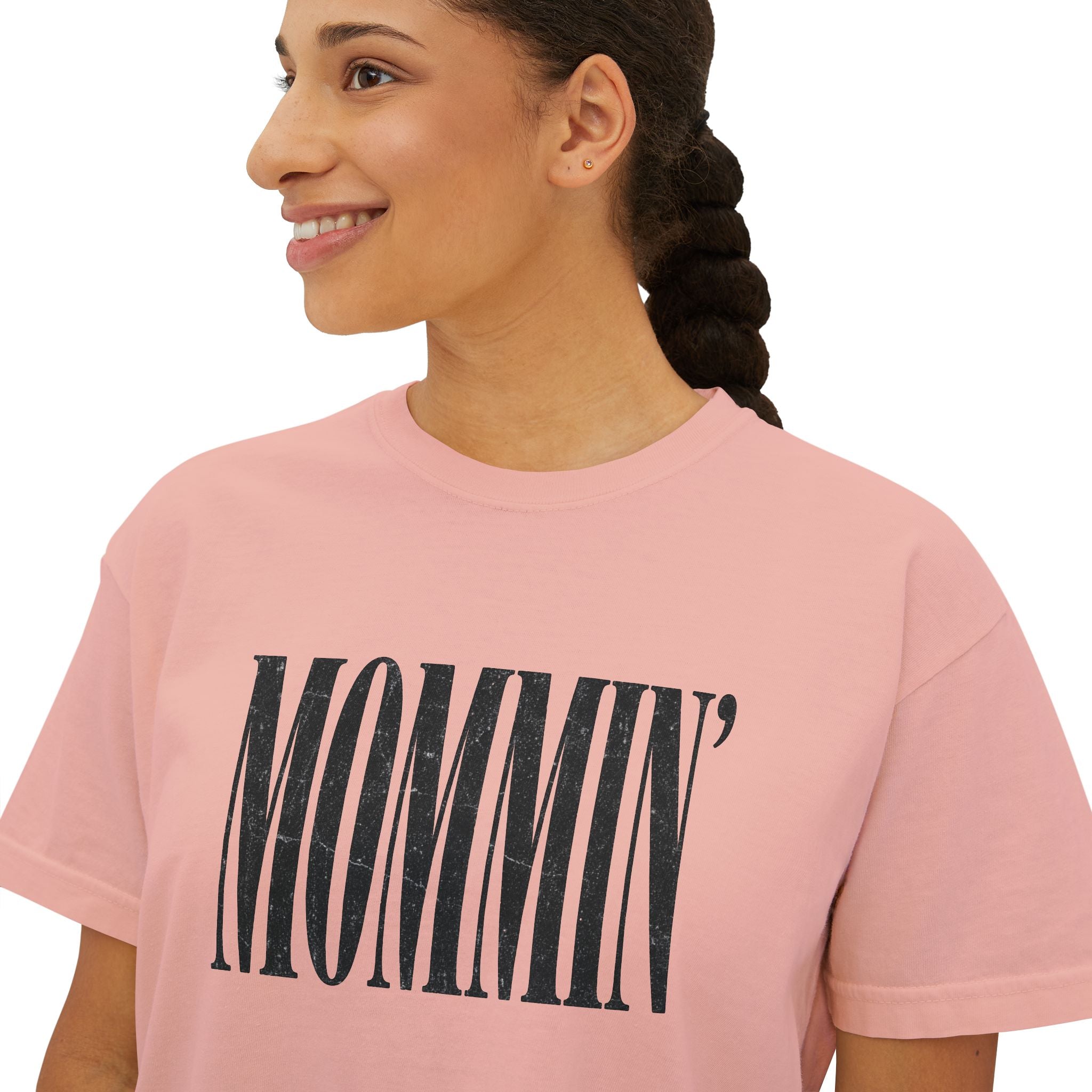 Mommin' Boxy Tee — Casual Women's Mom Graphic T-Shirt