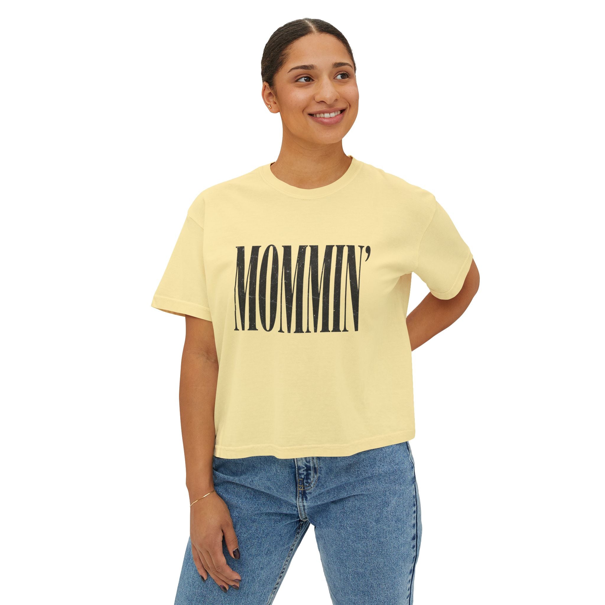 Mommin' Boxy Tee — Casual Women's Mom Graphic T-Shirt